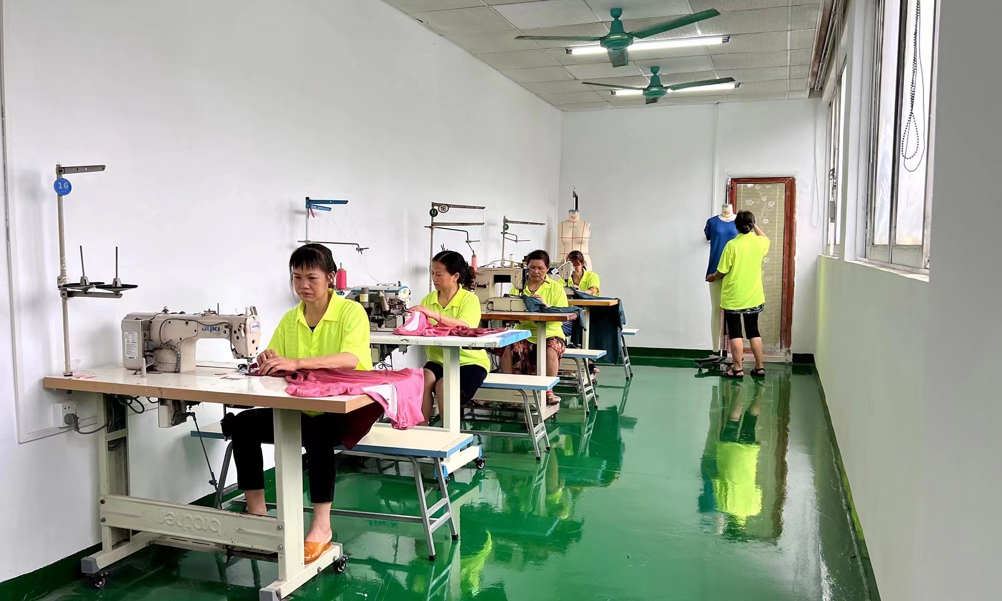 Guangzhou Vinas clothing technology Co., LTD خط تولید کارخانه